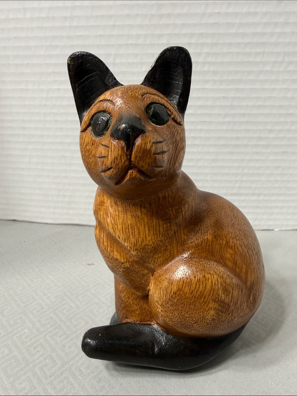 Vintage Carved Wood Sitting Siamese Cat Figurine Ornament in Brown & Black 6.25”